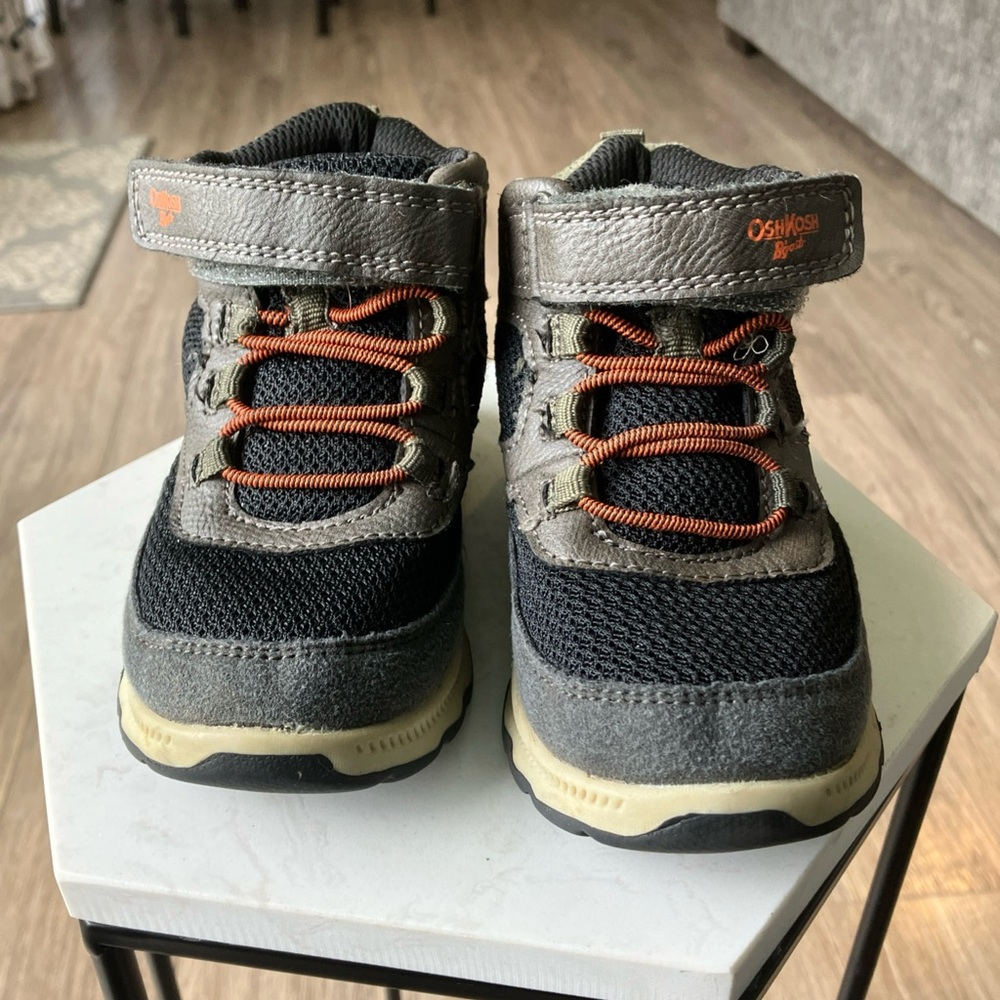 OshKosh B’gosh Toddler Boy’s Boots Sneakers Black & Gray Size 7M Barely Worn